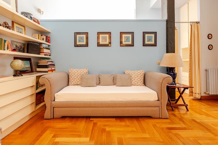 Sofa inaweza kuwa kitanda. Godoro lina vipimo sentimita 190 x 80.