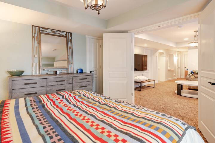 Large, Modern, Family Friendly, Sun-Filled Home! gallery image 4