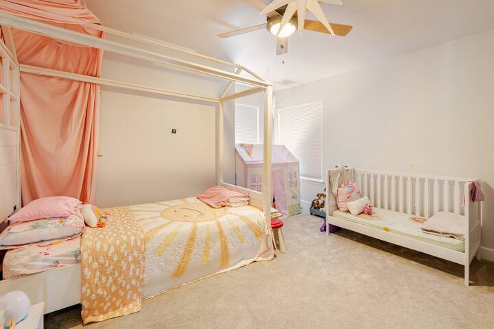 Large, Modern, Family Friendly, Sun-Filled Home! gallery image 3