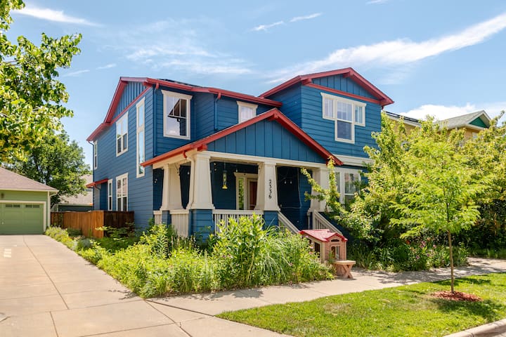 Large, Modern, Family Friendly, Sun-Filled Home!