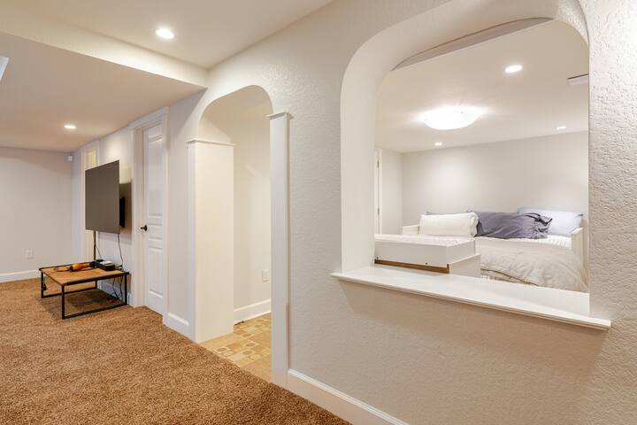 Large, Modern, Family Friendly, Sun-Filled Home! gallery image 5