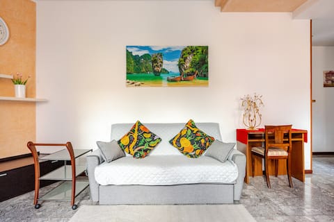 Top performing Airbnb: Historic Center with Private Garage, 5 min to the Beach in Desenzano Del Garda