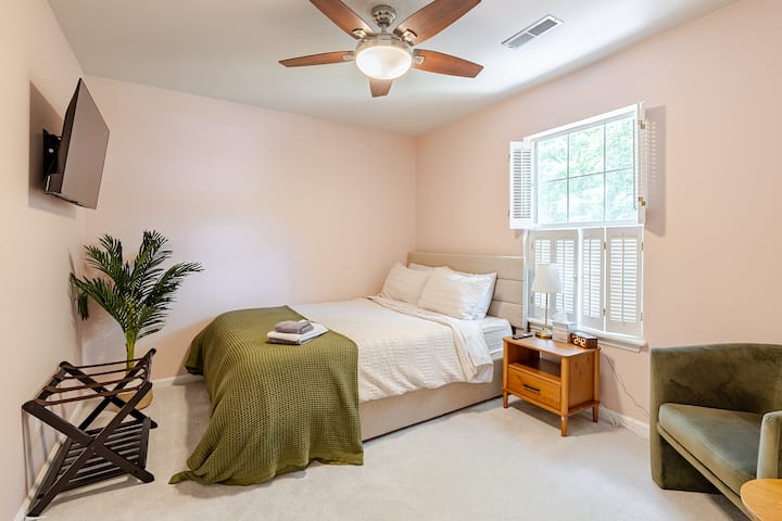 Mäkký a pohodlný matrac v spálni 2 poskytuje všetko potrebné po vzrušujúcom dni
objavovanie Charlestonu.