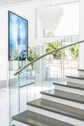 Stunning Views Hollywood Hills Estate. gallery image 3