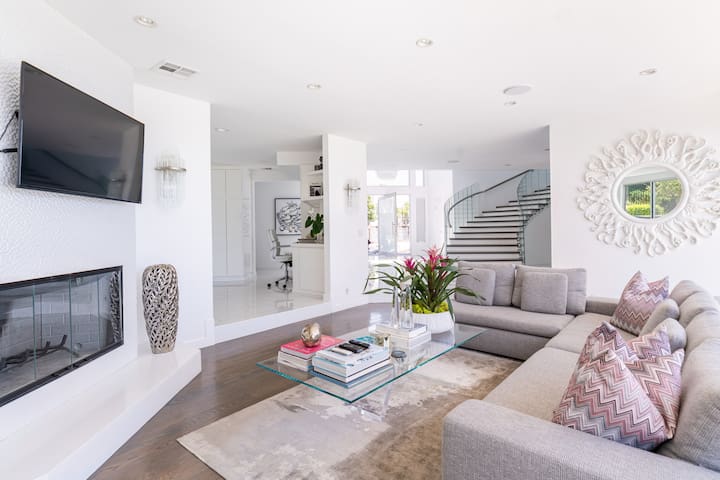 Stunning Views Hollywood Hills Estate. gallery image 2