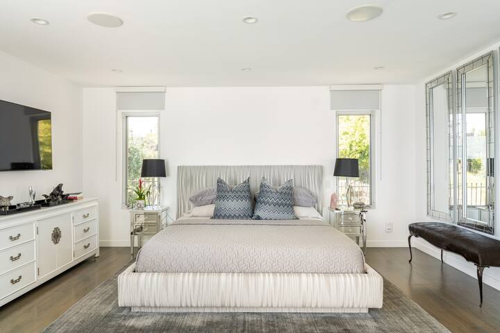 Stunning Views Hollywood Hills Estate. gallery image 5