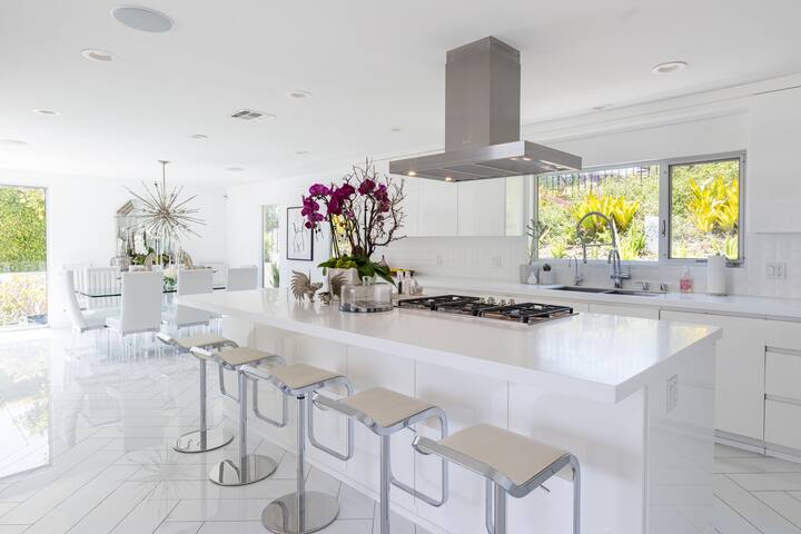 Stunning Views Hollywood Hills Estate. gallery image 4