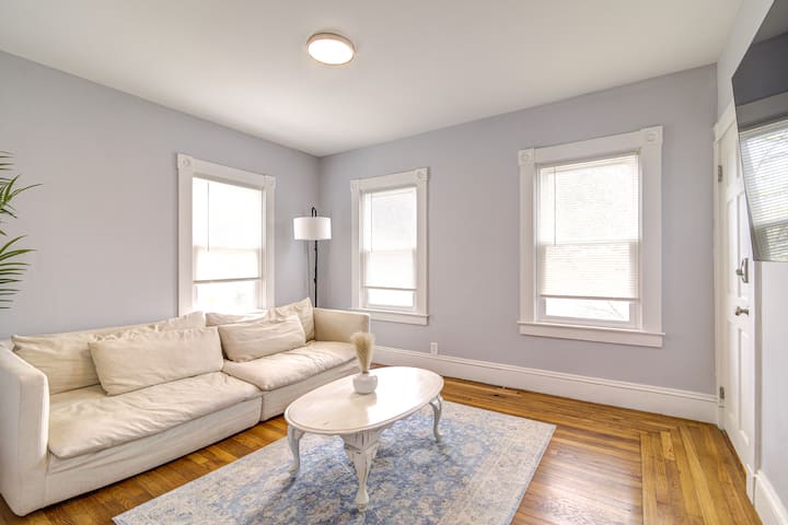 Stylish Summer Retreat Downtown! - New Bedford, MA