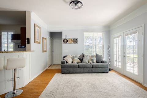Top Airbnb: La Brezza *New* Modern resort condo in Hunters Creek