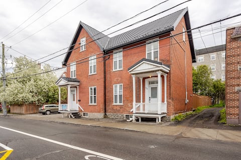 35min from MTL - 3-Story Heritage charm with A/C