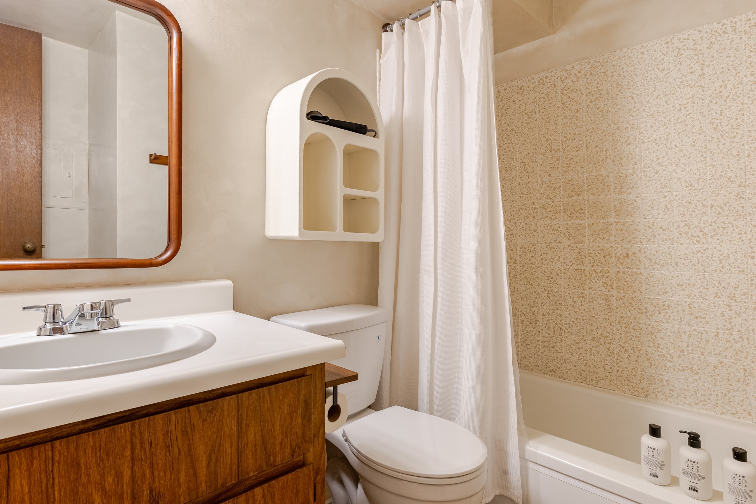 Condo in Honolulu · ★4.66 · Studio · 2 beds · 1 private bath - Image 11