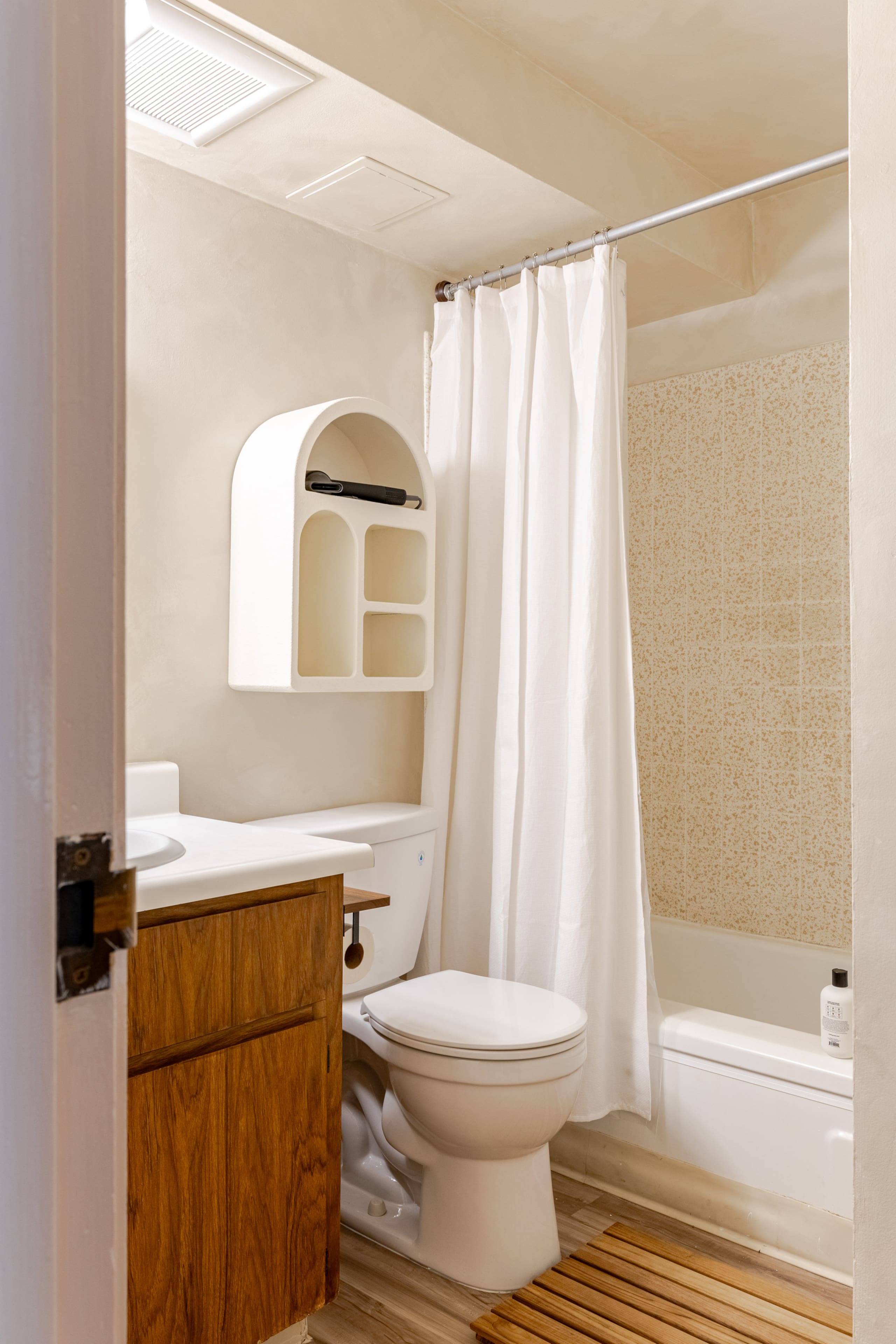 Condo in Honolulu · ★4.66 · Studio · 2 beds · 1 private bath - Image 13