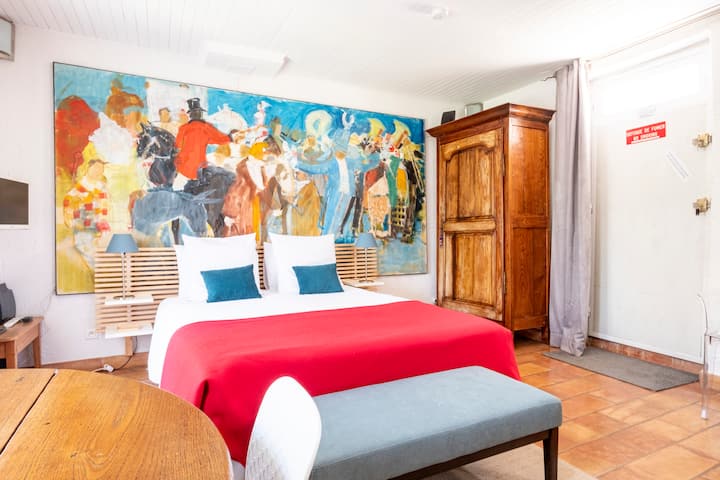 Un grand lit confortable "queen size" trône devant "les saltimbanques", l'une des dernières oeuvres palympseste de Klein, pour veiller sur votre sommeil !