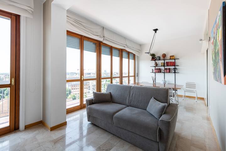 Amazing city center skyline apartment gallery image 3