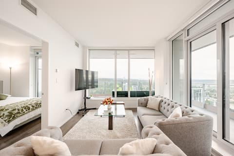 3 Bedroom/2 Bath/Free Parking/Skytrain access