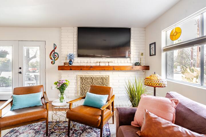 Retro Music Inspired Home – Sunset View & Piano gallery image 3