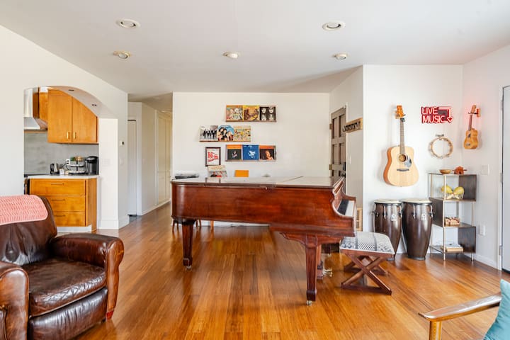 Retro Music Inspired Home – Sunset View & Piano gallery image 4