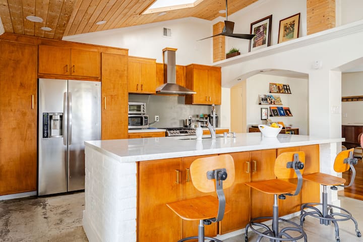 Retro Music Inspired Home – Sunset View & Piano gallery image 5