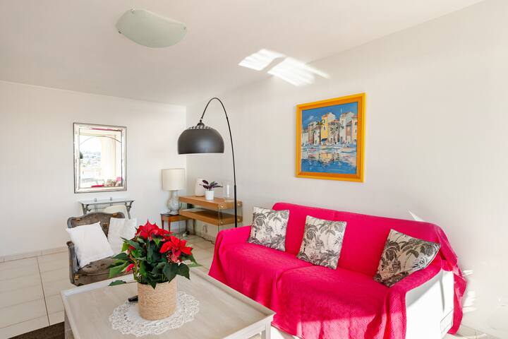 Entire home with 1 bedrooms in Saint-Raphael - Appartement vue mer St Raphaël