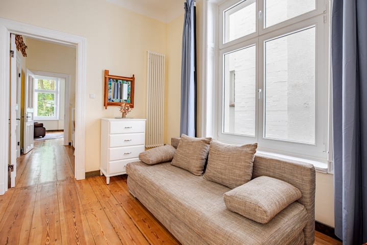 Front room with sofa bed
1.50 x 2.00 on the raised ground floor.
All bedrooms can be separated from each other and have their own access to the hallway.