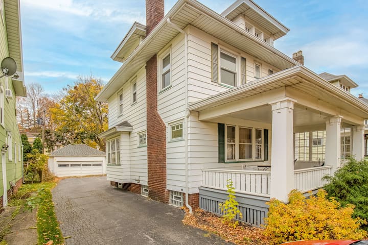 Traveler’s Retreat – 5BR by Airport Sleeps 10 gallery image 2