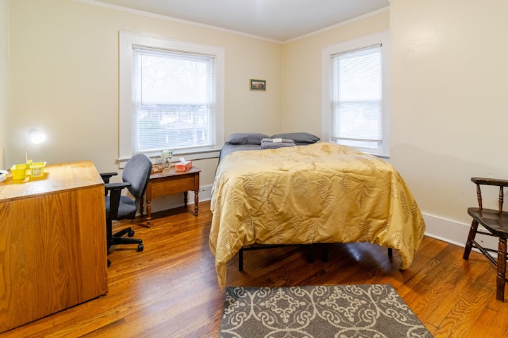 Spacious 4br + Loft (Open) | Sleeps 1016 - Rochester, NY