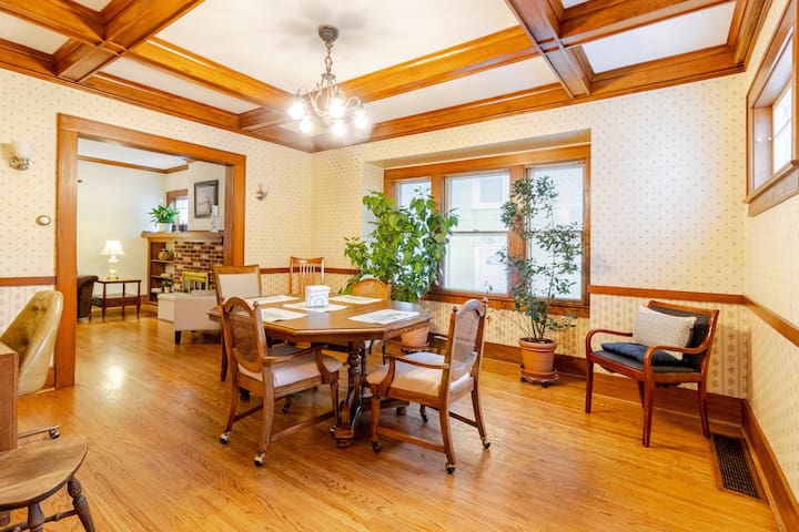 Traveler’s Retreat – 5BR by Airport Sleeps 10 gallery image 4