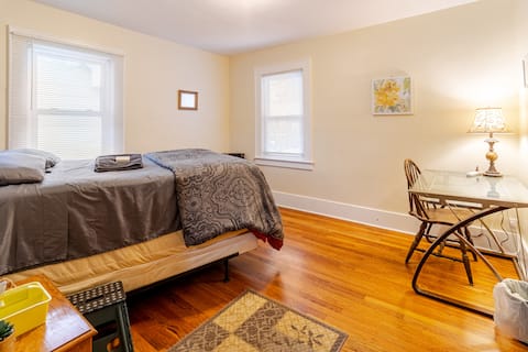 Traveler’s Retreat – 5BR by Airport Sleeps 10