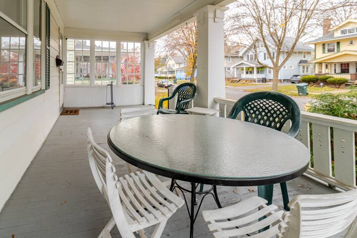 Traveler’s Retreat – 5BR by Airport Sleeps 10 gallery image 5