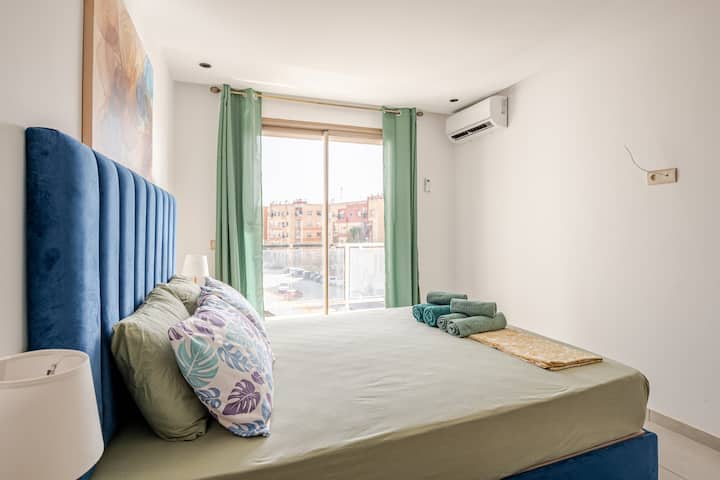 Habitación principal soleada con vistas verdes. Amplia y luminosa, ofrece un entorno elegante y sereno, perfecto para relajarse y disfrutar del panorama natural. Un refugio de comodidad y tranquilidad.