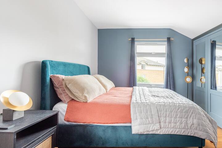 Harbourside Haven: Stylish Retreat + Free parking gallery image 5