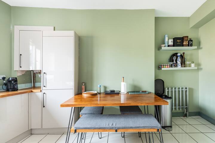 Harbourside Haven: Stylish Retreat + Free parking gallery image 2