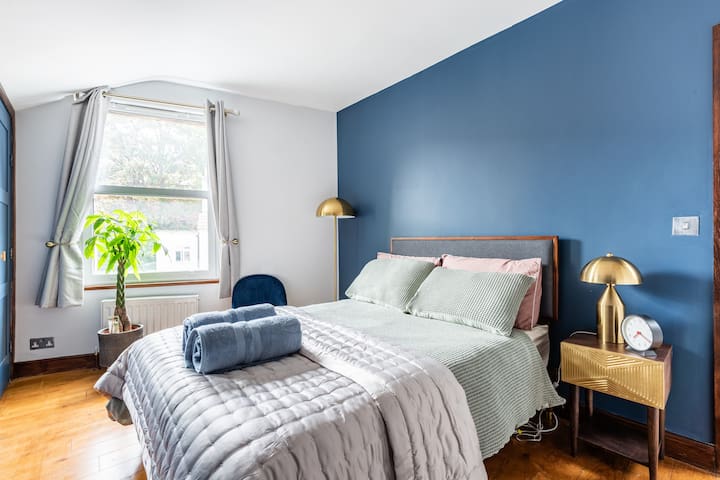 Harbourside Haven: Stylish Retreat + Free parking gallery image 4