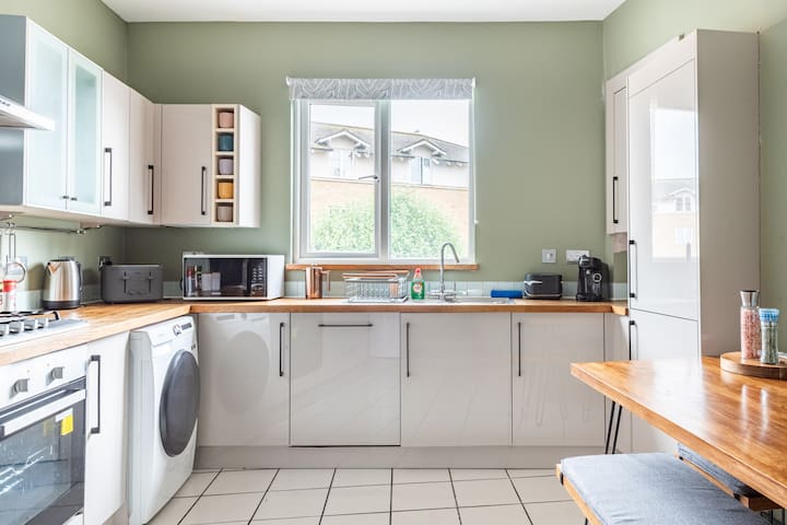 Harbourside Haven: Stylish Retreat + Free parking gallery image 3