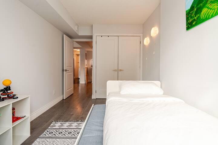 Luxurious Downtown Retreat gallery image 3