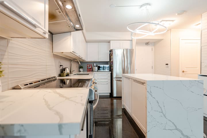 Luxurious Downtown Retreat gallery image 5