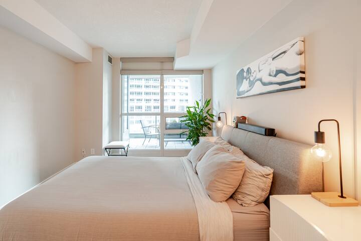 Luxurious Downtown Retreat gallery image 2