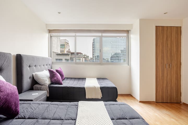 ️ Recámara cómoda y luminosa
Equipada con dos camas matrimoniales, esta habitación ofrece amplitud, confort y una excelente iluminación natural.
