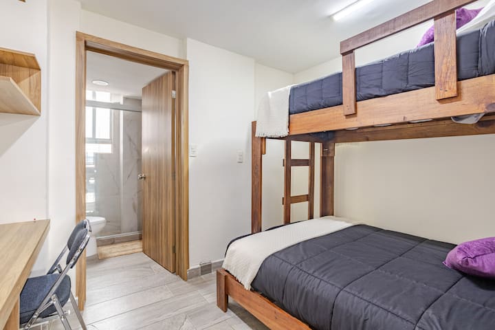 ️ Habitación práctica y confortable
Equipada con una litera sólida y moderna, ideal para niños, jóvenes o grupos que buscan comodidad y funcionalidad