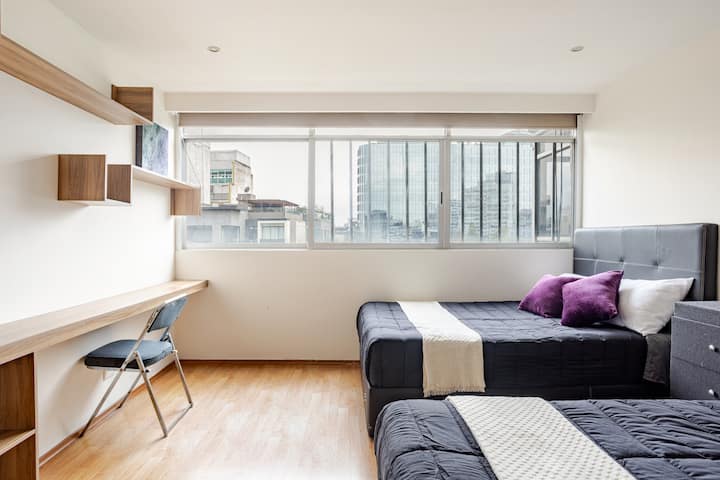 ️ Habitación amplia y luminosa
Cuenta con dos camas matrimoniales, grandes ventanales y un ambiente moderno ideal para el descanso y la relajación.

