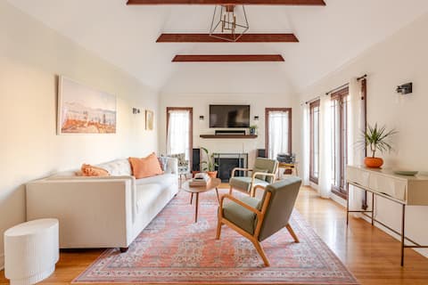 Popular Airbnb listing: Dreamy Cali Cottage w/ Pool in Mid Wilshire