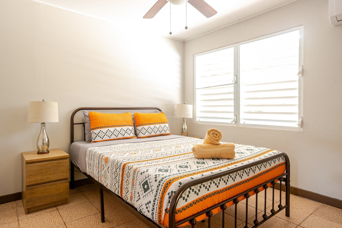 Táto pokojná spálňa s posteľou umiestnenou pri okne vás pozýva na oddych a nechajte svoje sny lietať. ✨ Vychutnajte si pokoj pri pohľade von a vychutnajte si výhľad zo svojho útulného miesta. #DreamySpaces #HomeSweetHome #WindowViews