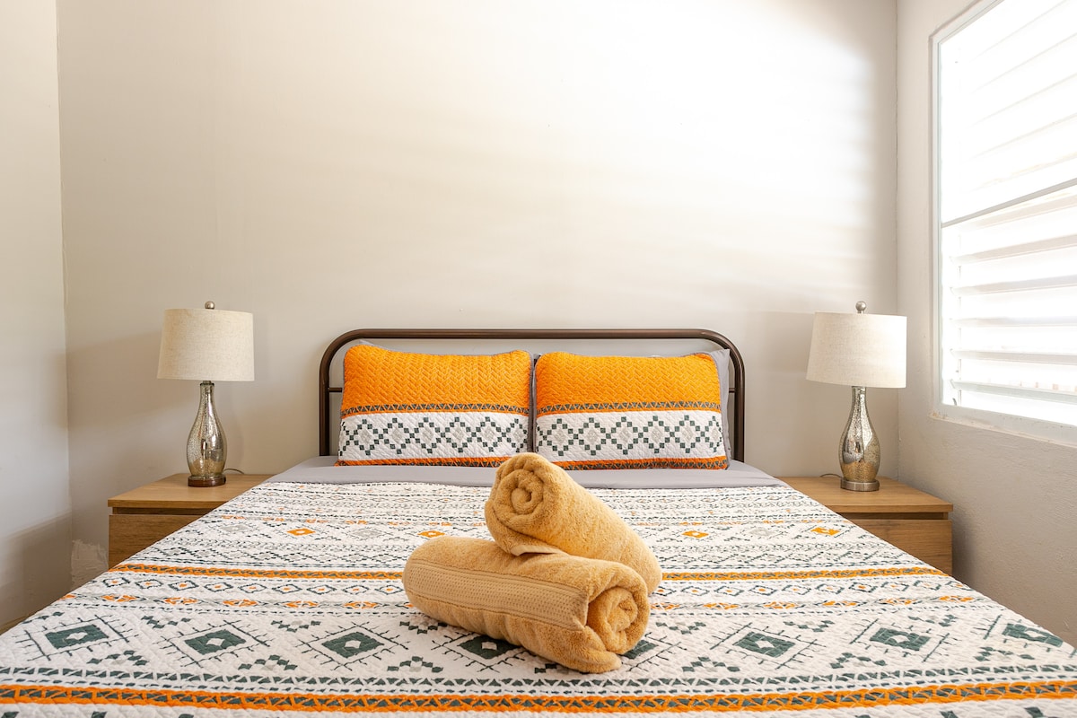  Vychutnajte si jemný vánok a teplé slnečné svetlo, ktoré omladí svojho ducha, keď si oddýchnete v tejto pokojnej oáze. Je to ideálne miesto na únik a načerpanie nových síl. 