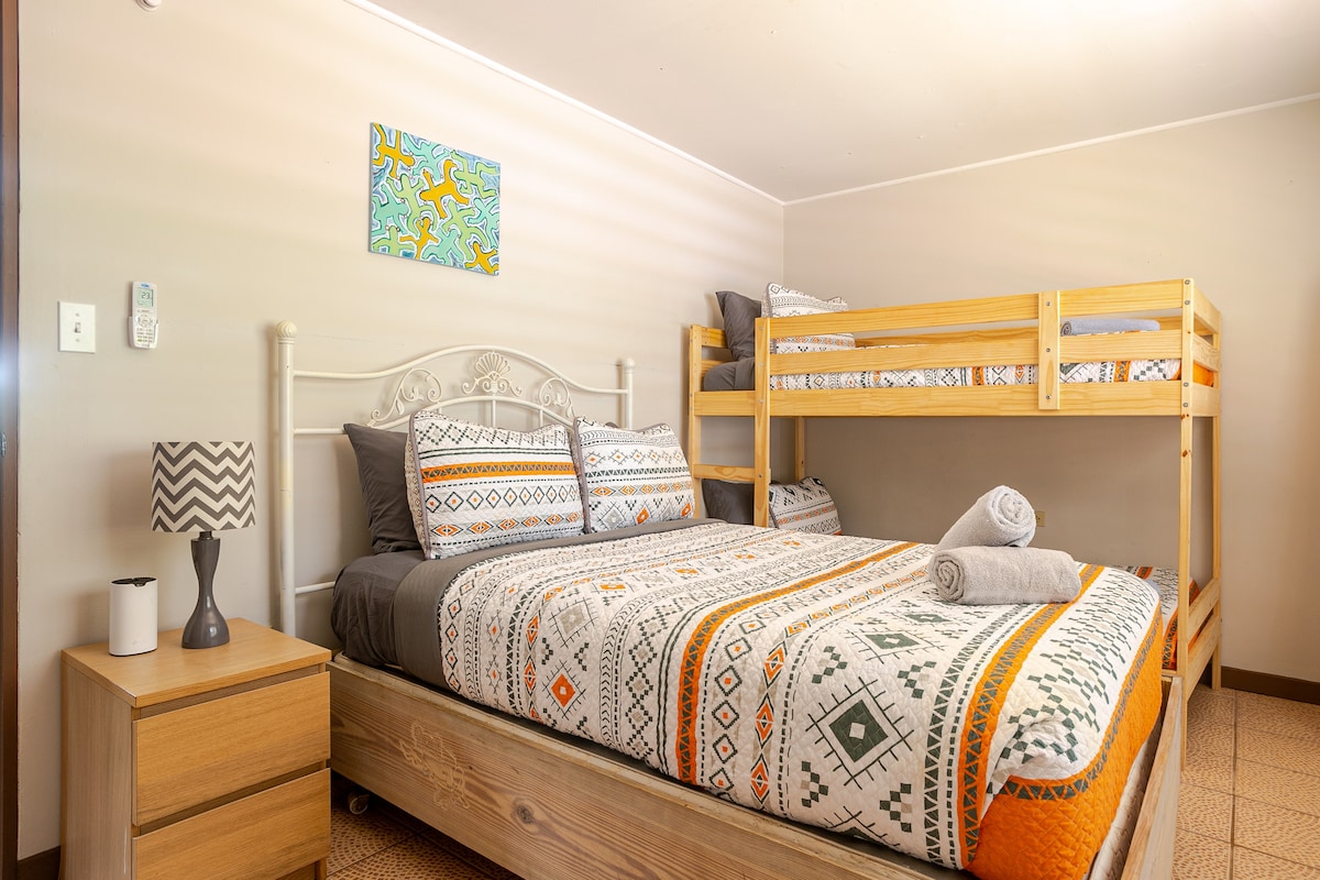 Predstavte si, že sa schúľate v krásne navrhnutej spálni s elegantnou poschodovou posteľou a očarujúcim nočným stolíkom, ktorý pojme všetky vaše nočné potreby. Sladké sny čakajú!  #BedroomVibes