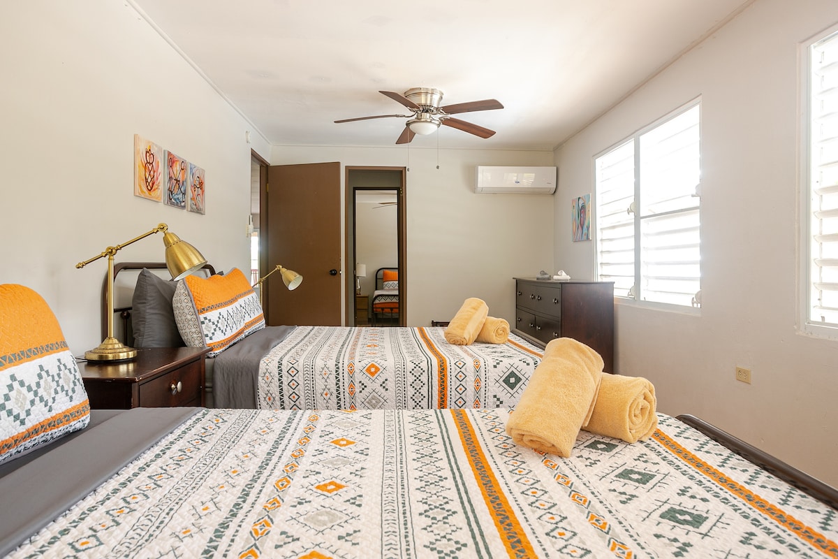 Nič sa nevyrovná útulnej spálni s posteľami vedľa seba, ktorá vás pozýva, aby ste sa pritúlili a oddýchli si. ️✨ Ideálne na lenivé nedeľné rána! #BedroomGoals #CozyVibes #HomeSweetHome