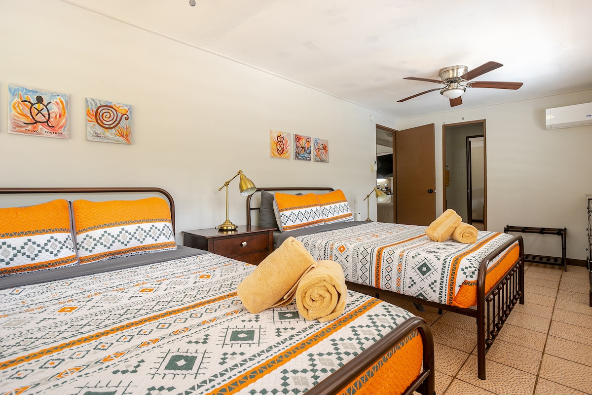 Zdvojnásobte pohodlie a zdvojnásobte štýl! Tieto dve postele v krásne navrhnutej spálni ponúkajú dokonalý únik na relaxáciu a omladenie.  Prijmite útulnú atmosféru! #InteriorInspo #BedroomDesign #RestAndRelax