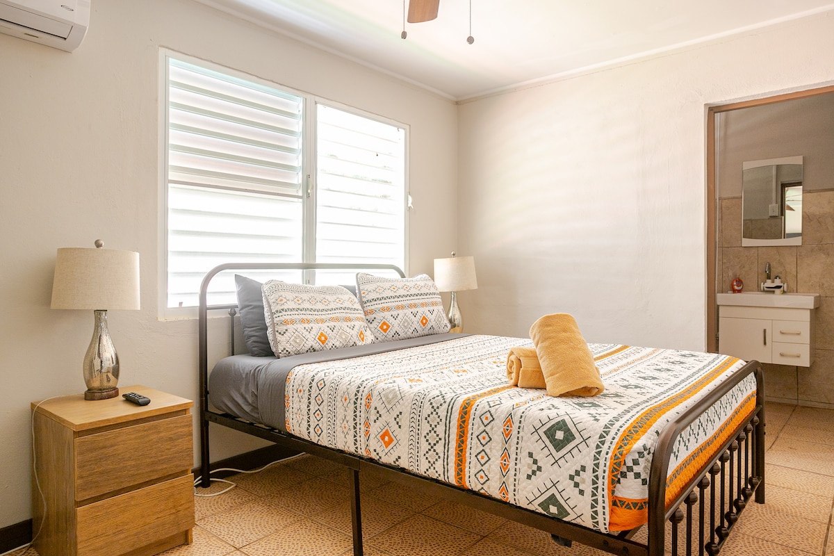 Pokojná spálňa s posteľou pri okne ponúka dokonalé útočisko na únik pred zhonom života.  Nechajte jemný vánok a slnečné svetlo omladiť vášho ducha, keď budete relaxovať v tomto idylickom priestore. # Relaxačnástanica 