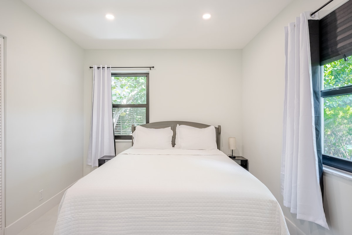 Брачна спална соба 2 со брачен кревет (широк 150-179 см) и опција за единечен душек под креветот 