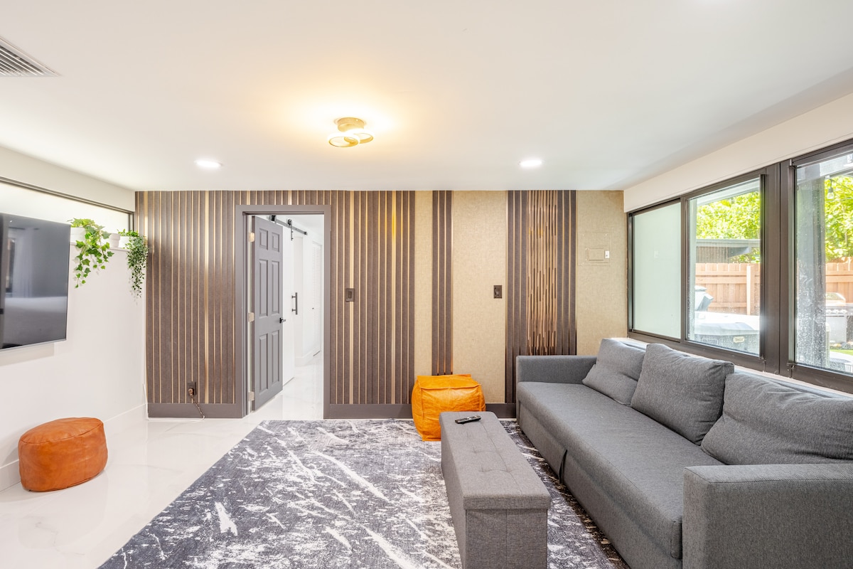 Дневна соба со паметен телевизор од 65 инчи