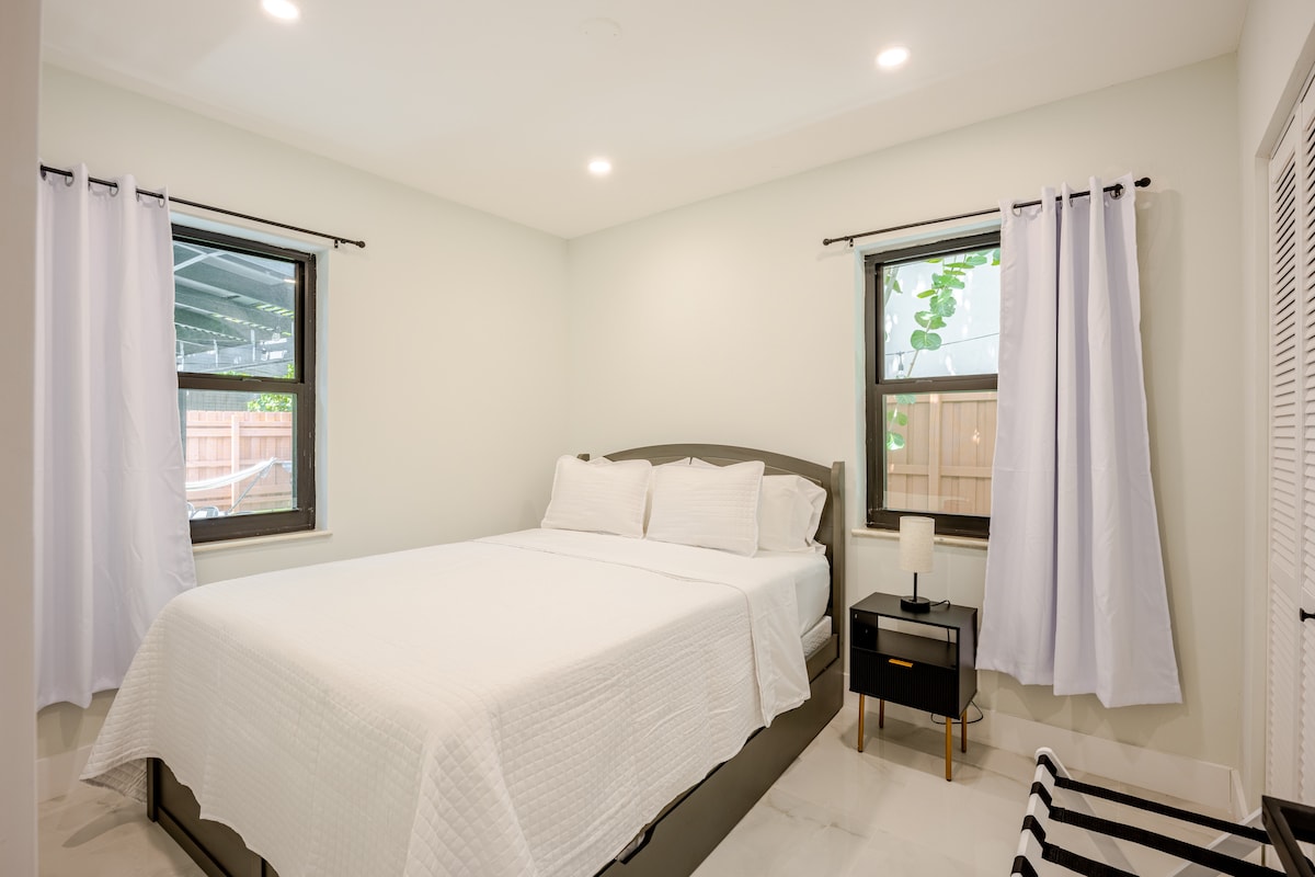 Брачна спална соба бр. 3 со брачен кревет (широк 150-179 см)